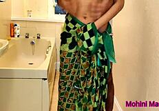 マジで教師がトイレで彼女をガン突きして滑り込む