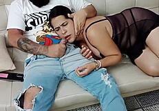 मेरी स्टेपसिस्टर मुझे चूसती है जब हम अकेले हैं