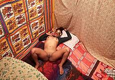 Kiihottunut intialainen tyttö imee sitten naidaan!