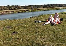 Milf sauvage Frina baisée en levrette sur plage nue publique