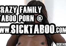 Kiihkeä musta milf Ana Foxxx panee asiakkaan miestä