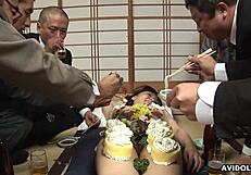 Japon Güzeli Asuka Ayanami Yemek Tabağı mı? Sansürsüz Grup Sikiş Bekliyor!