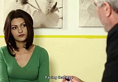 《哥们，狂野BDSM会话中鞭打和抽屁股这熟女，太刺激了！》