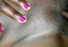 Podniecam się wielkim czarnym kutasem w akcji z ostrymi ruchami. Potwór dominuje