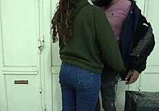 نكت رجل التوصيل وأتى داخلي بدون واقي، كريمبي حار