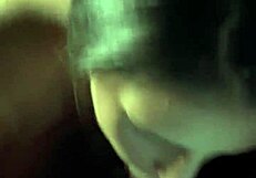 Kone sniger en dampende blowjob i bilen under offentlig udflugt