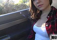 Dialogischer Chat: Hey, schau dir die gestrandete 18+ Teen Hayden Hennessy mit MILF auf Mofos com an