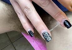 Vies behaarde kut met enorme clit van dichtbij