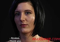 Vroča milf se pripravlja na intenzivno akcijo z velikimi joškami in perverznimi rjavimi vibracijami v BDSM sceni