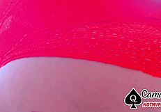 Pantat istri masif dipamerkan dalam tampilan close-up ketat