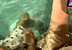 Sexy oma Momma Vee streelt stiefneef zijn lul in stomende hottub