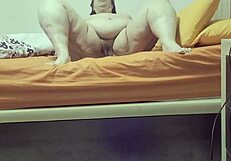 Hej, poglej to dlakavo zrelo, ki igra pred kamero!