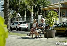 ¡Rubia Voluptuosa Mary Monroe Ofrece un Sexo al Aire Libre Increíble con un Rico!