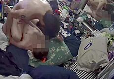 Пара поймана на камеру в спальне, занимаясь грязным сексом с сырой страстью.