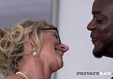 PrivateBlack - Мъж дои блондинка MILF Марина Боалийо с дълбоки тъмни тласъци