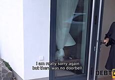 Kaunis vaalea kotiäiti ratkaisee rahahuolia seksillä Debt4k:ssa!