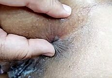 Тугая попка мачехи растянута до предела в близком кадре жёсткого траха