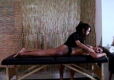 Azgın ufak tefek 18+ Brezilyalı genç Teh Angel ve Carol Fenix vahşi halka açık masaj alıyor!