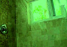 Smuk ung lesbe 18+ bliver boret af strapon i gruppe