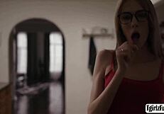 Düz erkek küçük 18+ memeli transseksüel Crystal Thayer'ın dünyasını keşfediyor