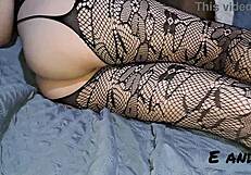 Rozkošná nevlastná sestra láka brata sexi legínami na zábavu