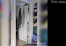 Striptease Cru e Brincadeira Anal com Tetas Grandes Provocando