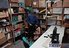 Polisi Cewek Pakai Strap-On Dominasi Cowok di Kantor!