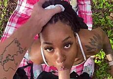 흑인 십대 걸레, 밖에서 공개적으로 하드 자지 빨기 즐겨