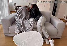 علاج إنفلونزا أخت زوج الأم بجنس مثلي مكثف على أريكة الأم