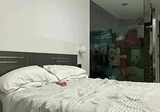 Casal realiza fantasia sexual com compartilhamento de pau e anal cru em vídeo caseiro