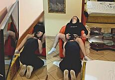 カムが大学の友達を捉えた！男が熱いブルネットのマンコを舐める