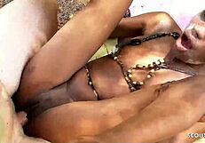 Бианка, дребна ебони тийн, съблазнява непознат на публично място за грубо жестоко чукане.