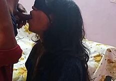 תוכל להתמודד עם משרתת הודית קשורה ומזויינת כל היום בסגנון כלב פרוע?