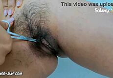 Бријем длакаву пичку и тера ме да свршим јако