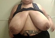 自制BBW Mary Jhuana在健身房厕所闪现穿孔乳头