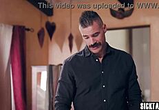 Nevinná mladá nevlastná dcéra Marley Brinx sa podriaďuje dominantnému nevlastnému otcovi Charlesovi Derovi v prádle