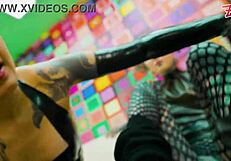 タトゥーレイテックススラットが激しいアナルストレッチを渇望