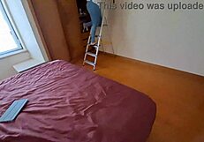 Latina huishoudster met romig kutje verleid in jeans