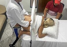 Жената ми проверена от гинеколог, но той ли я чука до мен? Тя изглежда се наслаждава!