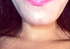 이 귀여운 젊은 여자가 너를 예쁜 입에 넣고 싶어해 HD!