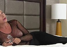 Maitresse humilie esclave en verrouillant sa bite après branlette et orgasme