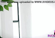 Kanadská lesba Jenna Fox šuká realitní agentku Nickey Huntsman na posteli