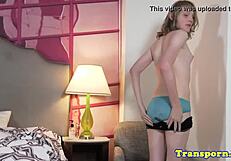 Дребна травеститка мадама си играе с тясното дупе