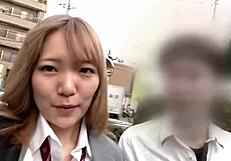 Kotitekoinen aasialainen tyttö kumartuu takaapäin. Kuuliainen japanilainen nuori ratsastaa kovaa kotona!