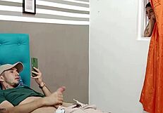 חורגת נותנת מישוש עמוק לאח החורג בסצנת משחק תפקידים