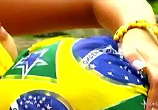 Kljub javni plaži, ta latinska rjavolaska hrepeni po divjem tolčenju ritke prav zdaj