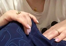 Масаж на кура през гащите го тормози до забавен оргазъм