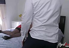 Wow, alte blonde Nanny leckt junge 18+ Muschi!