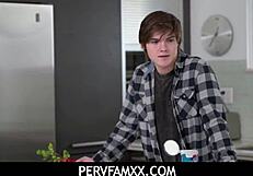 पर्वफैमXX- स्टेपमॉम पेनी बार्बर ने स्टेपसन टायलर क्रूज़ की आटा गड़बड़ में मदद की