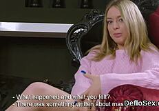 Bu tatlı bakire traşlı amını ovuşturup sert orgazm oluyor! 😍